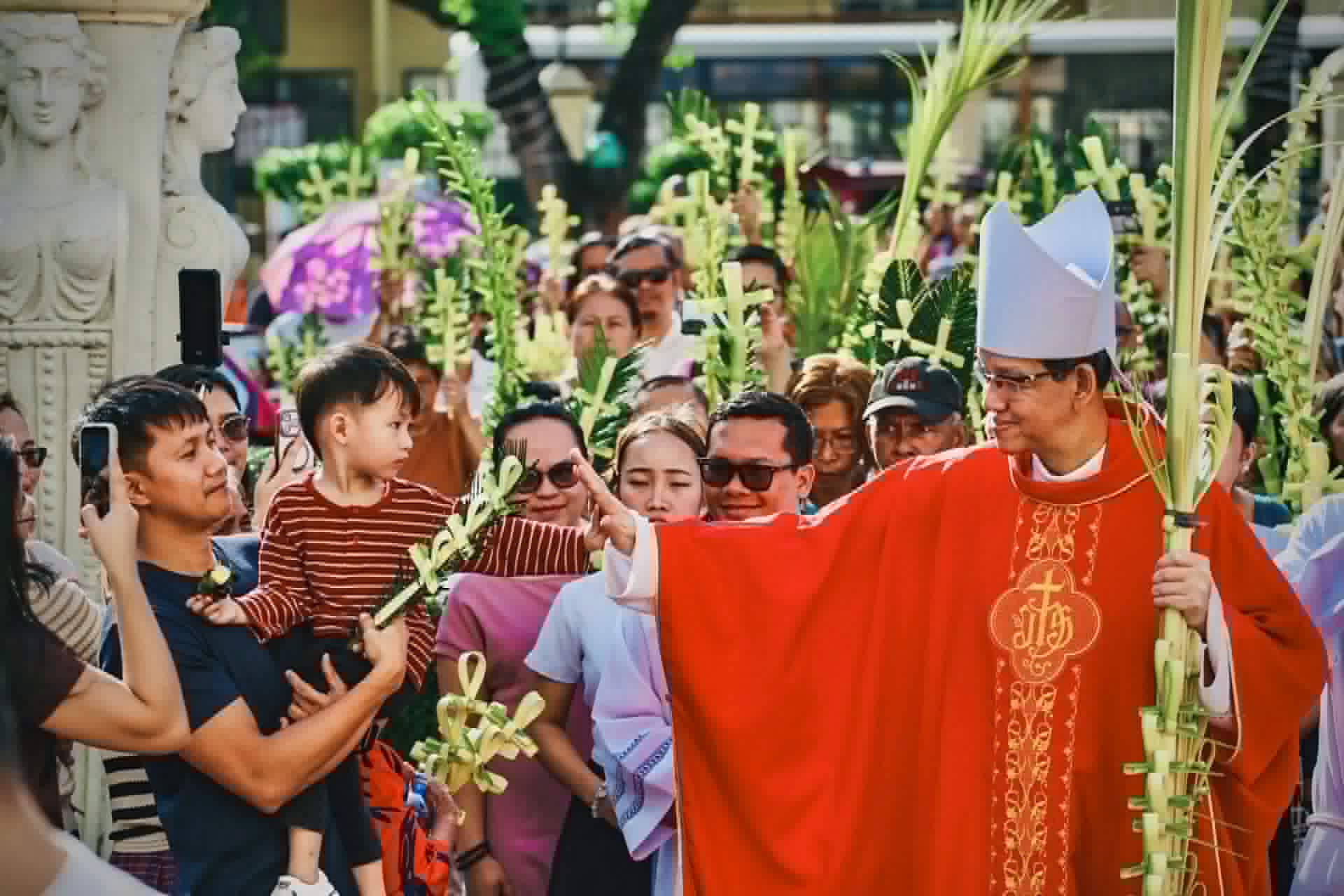 Catholic Faithful Mark Palm Sunday at Cebu’s Historic Churches