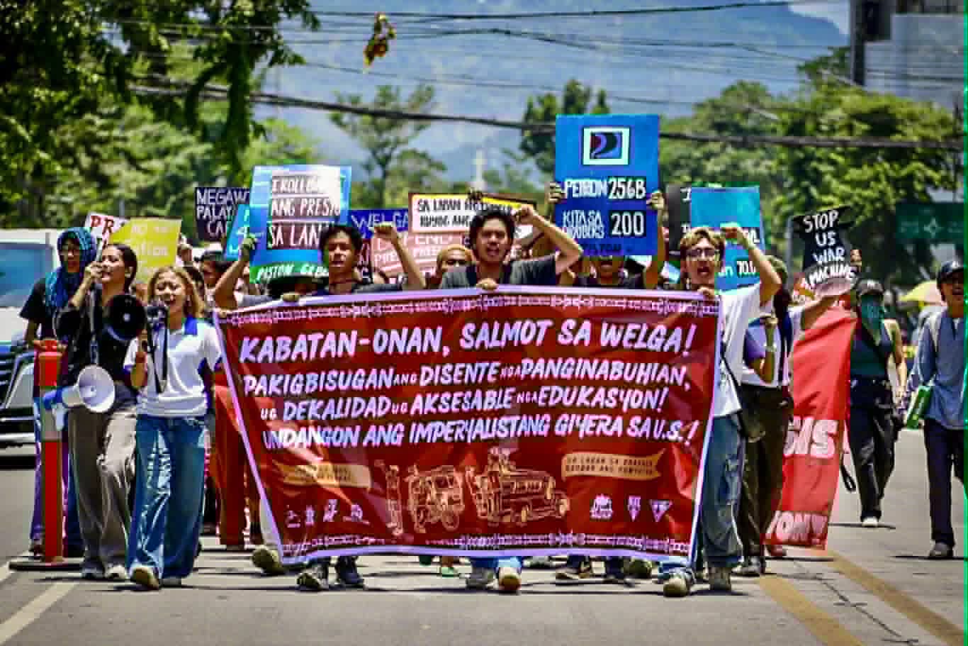 Youth groups march in Cebu City vs oil price hike, back jeepney strike