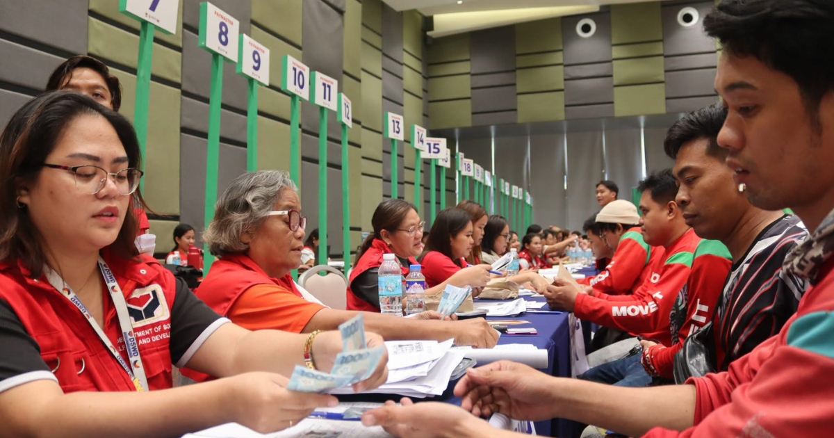 32,000 transport and delivery drivers in Central Visayas receive fuel aid 