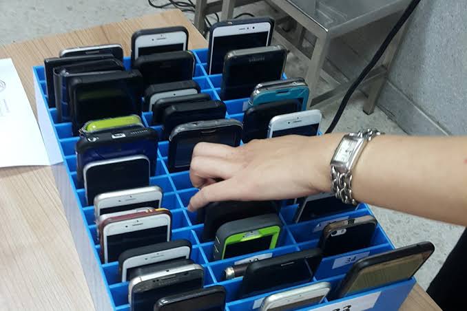 DepEd 7 clarifies no mobile phone ban in schools, but classroom use remains restricted