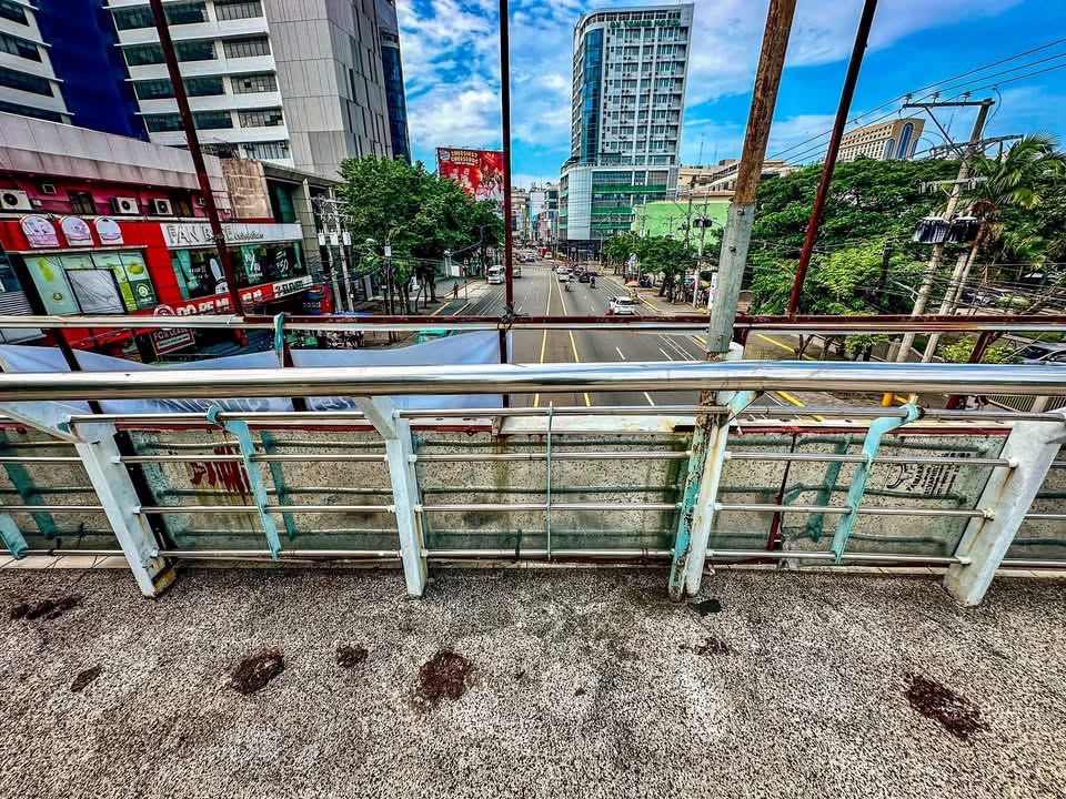 Watch Your Step: Human Waste on Osmeña Boulevard Footbridge Raises Public Health Concerns