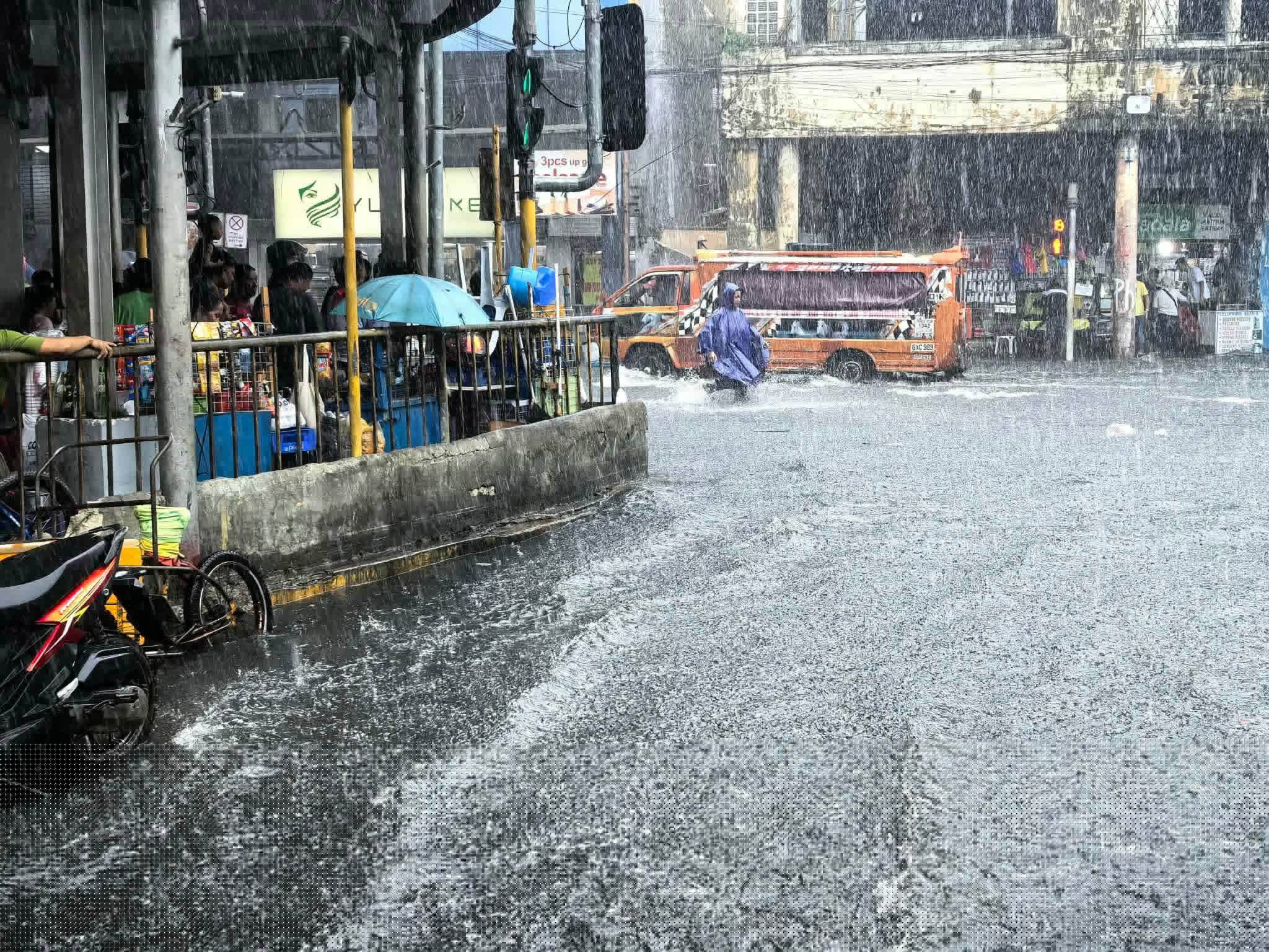 Nine Olympic pools of rain swamp Cebu City, flooding returns across Metro Cebu 