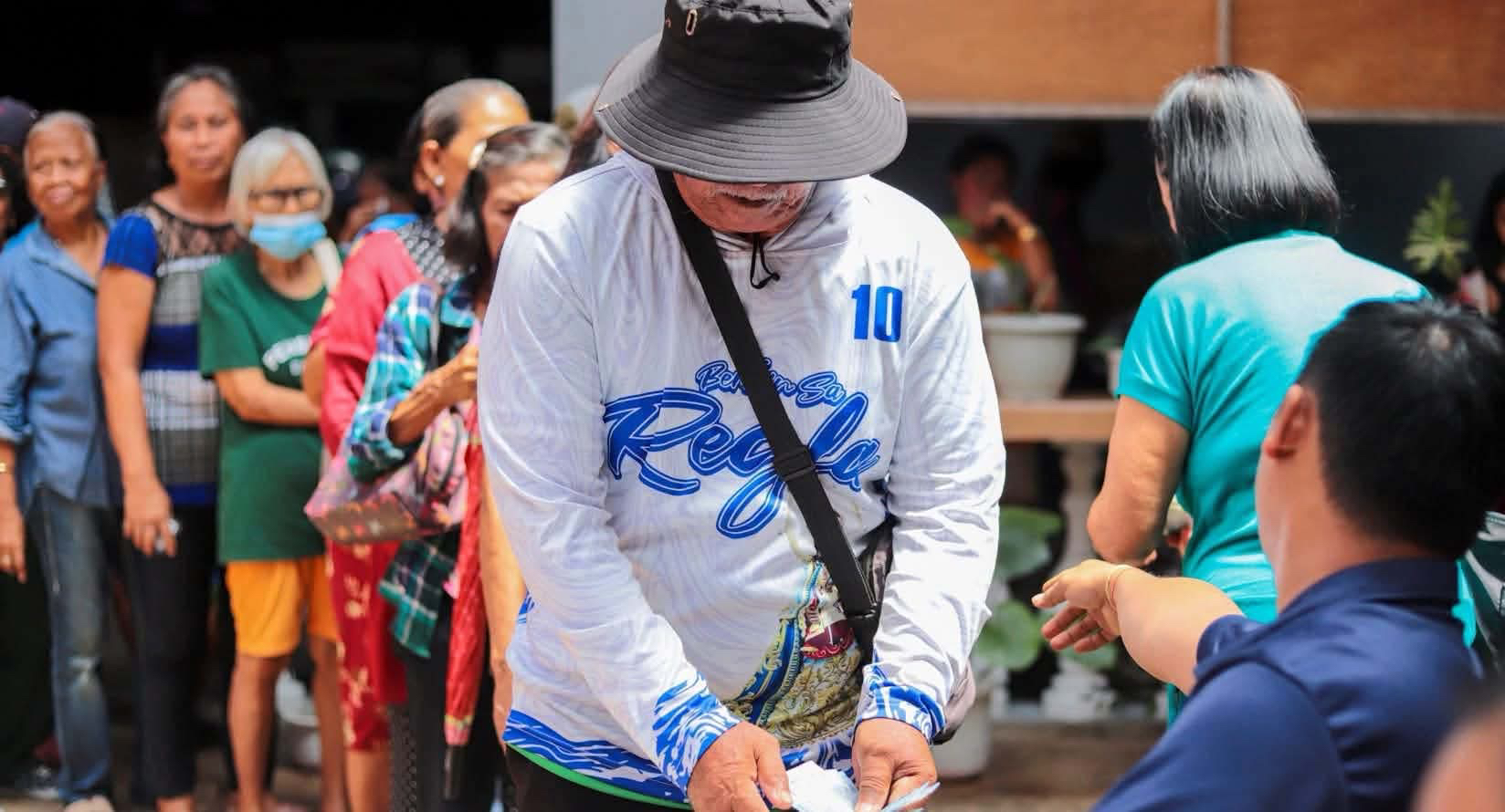 139 Lapu-Lapu residents receive P5,000 livelihood aid