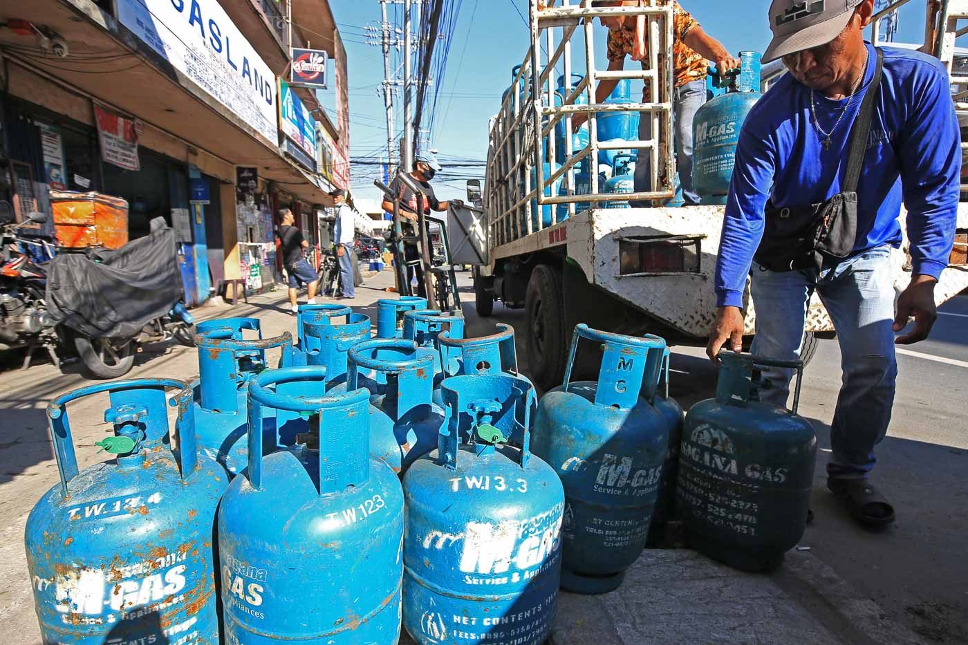 Marcos suspends excise taxes on LPG, kerosene amid oil price surge